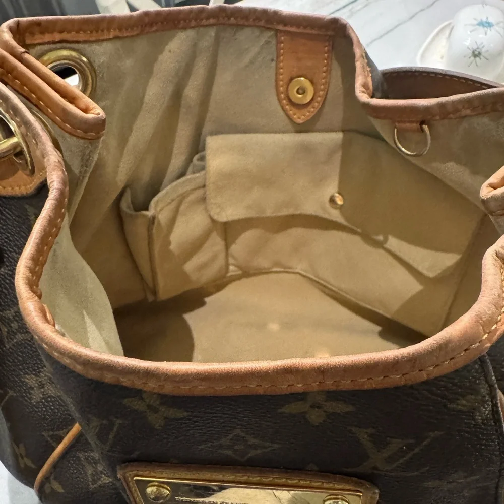 Louis Vuitton Galleria - Picture 3 of 16
